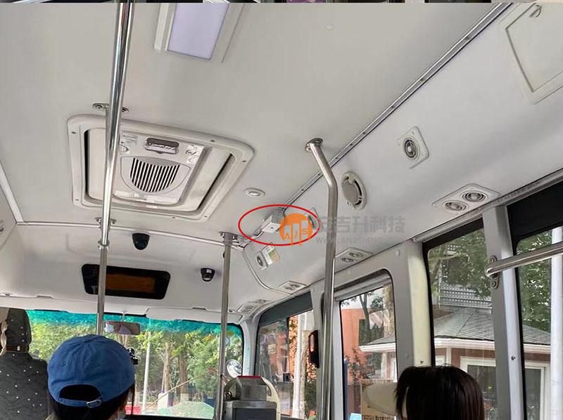 清華大學(xué)校車采用我司車載客流統(tǒng)計系統(tǒng)(圖4) 清華校車3.jpg